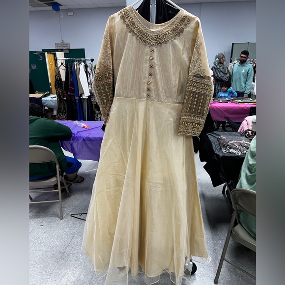 pakistani long maxi golden with full flare - Picture 2 of 4